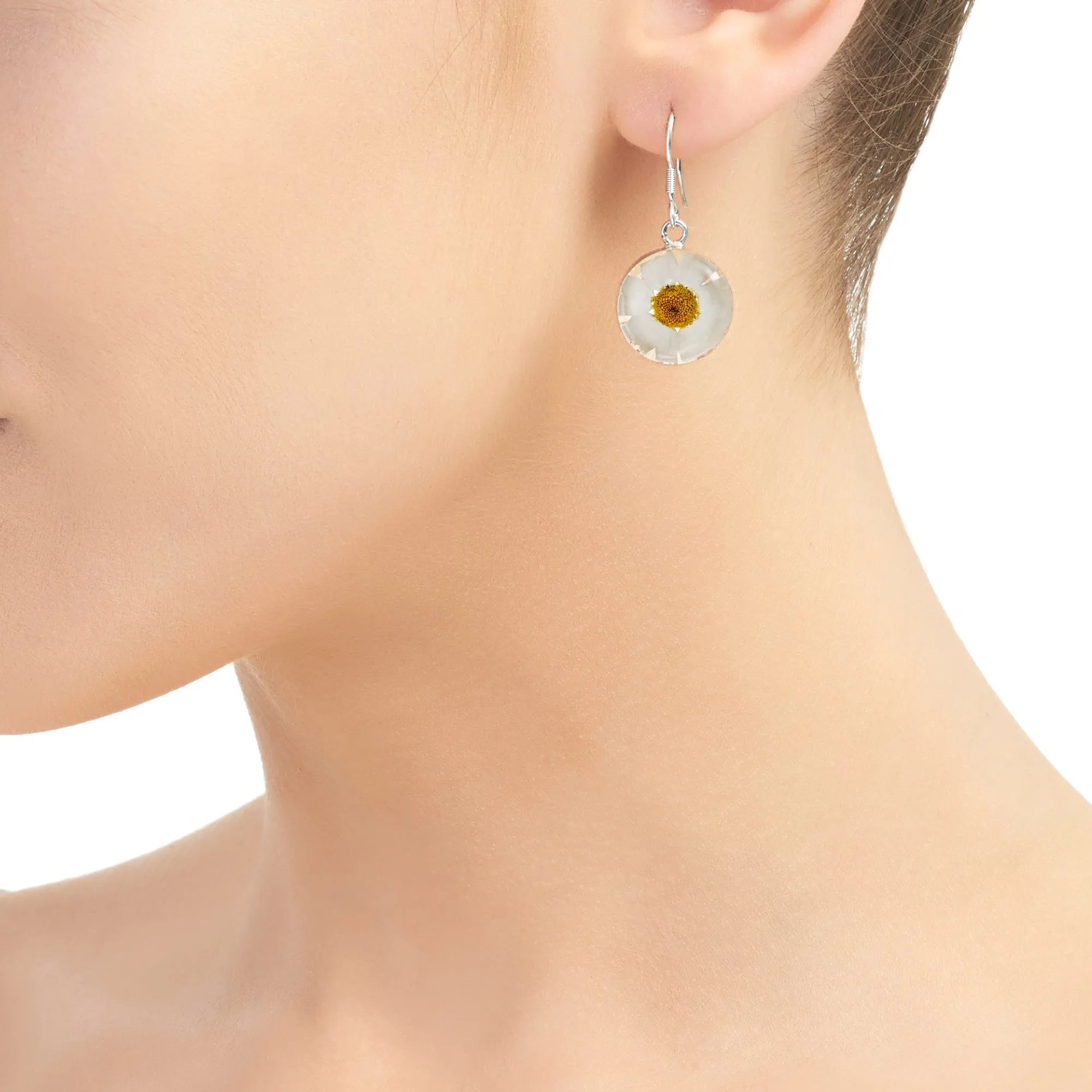 Daisy ketting van Shrieking Violet® Sterling zilver & echte madelief in een ronde hanger.