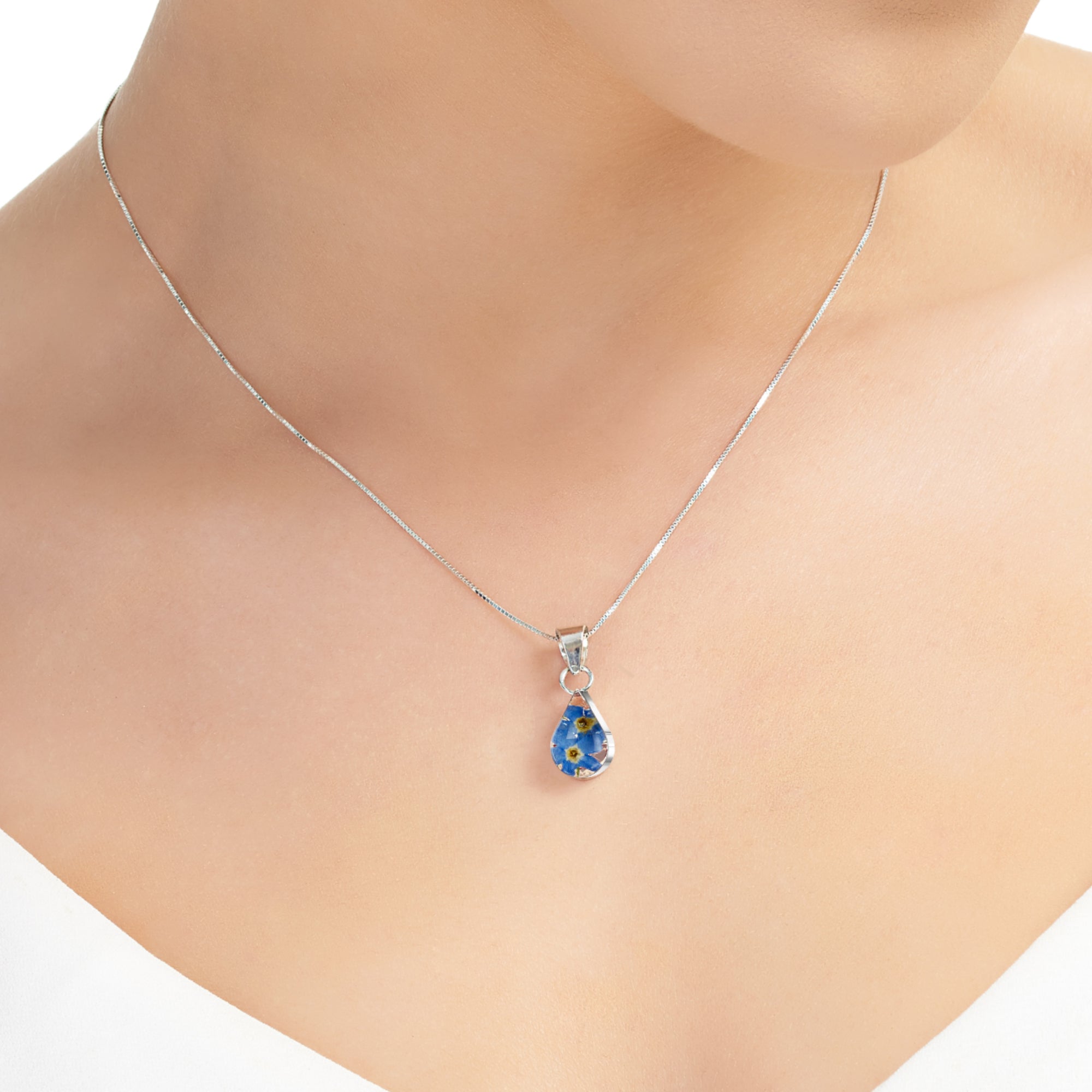 Collar con colgante de lágrima de nomeolvides en plata de ley