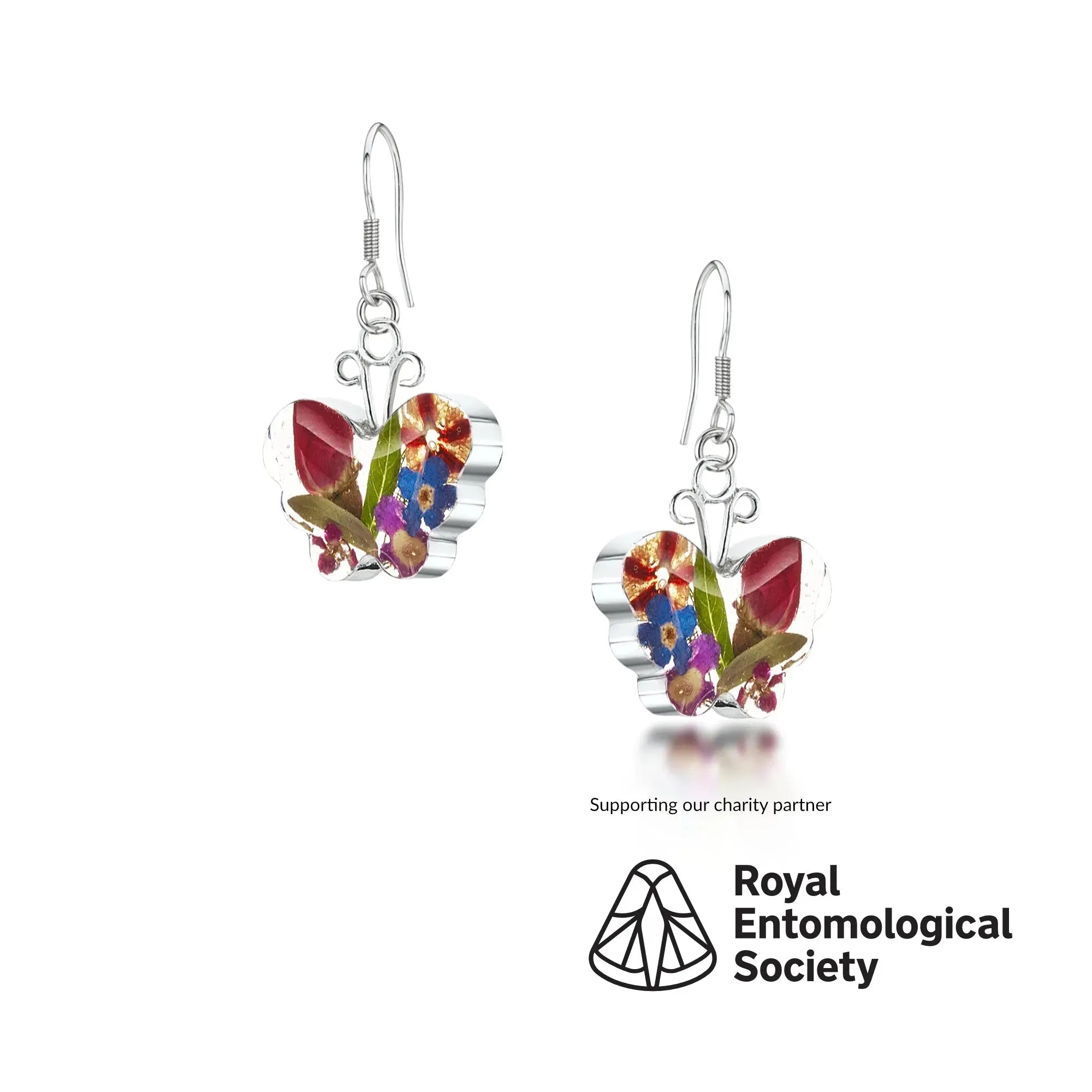 Shrieking Violet®のバタフライイヤリング、スターリングシルバー製のダングルドロップイヤリングで、本物の花があしらわれています。蝶好きの方への理想的なジュエリーギフトです。