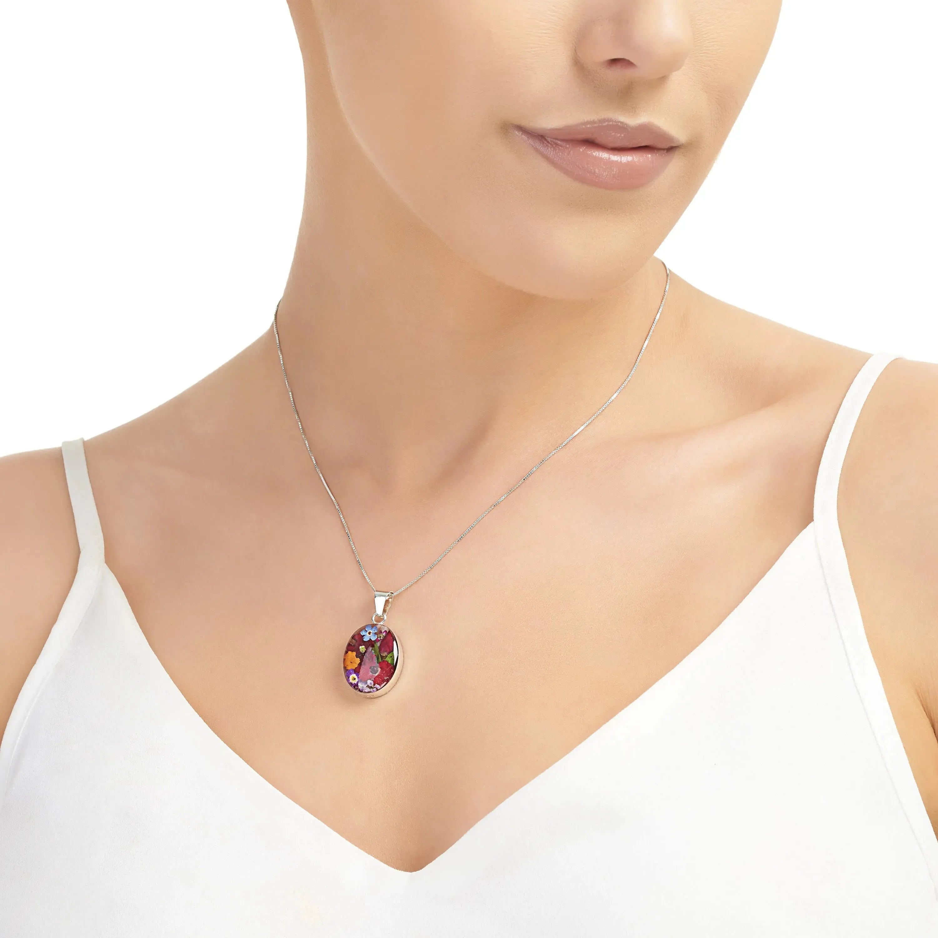 Náhrdelník s pravými květinami. Oválný přívěsek ze stříbra pro zahradníky, květináře, milovníky přírody