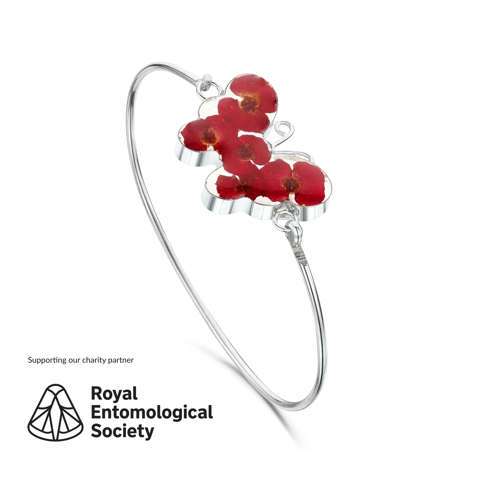 Shrieking Violet®の本物の花をあしらったポピー蝶のバングル。スターリングシルバー製の蝶のバングル。ギフトボックス付き。