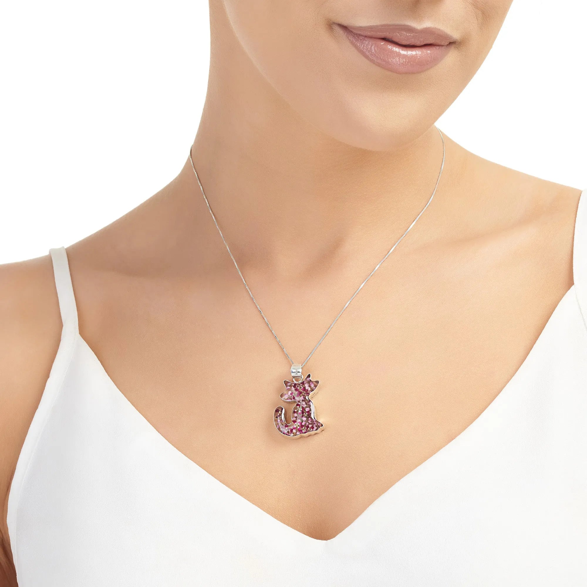 Katzenhalskette handgefertigt mit echten Blumen von Shrieking Violet - Bohemia-Kollektion - Sterlingsilberkette & Katzenanhänger mit winzigen lila Blumen