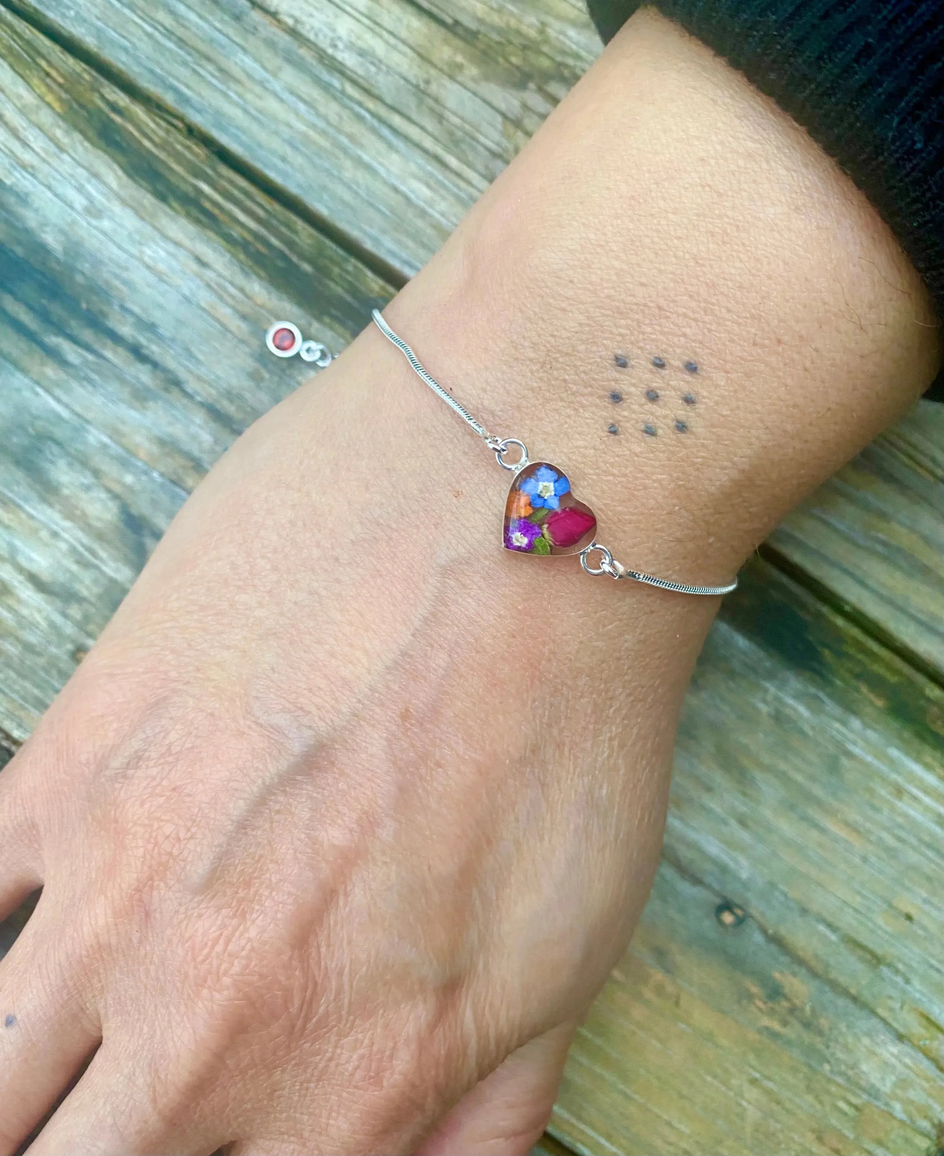 Gepersonaliseerde armbanden van sterling zilver met geboortesteen en bloem | Krijsende Violet®