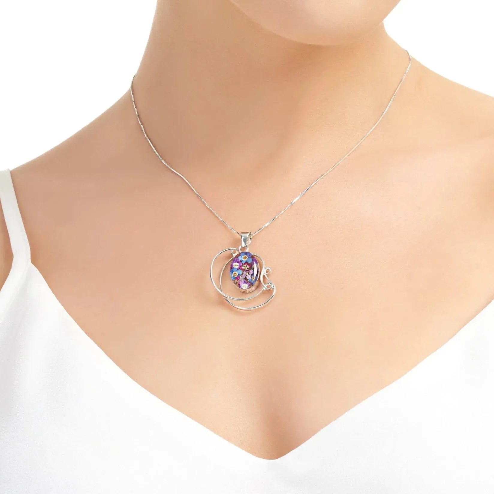 Collar con colgante en forma de espiral de plata de ley con pequeñas flores moradas de Shrieking Violet®