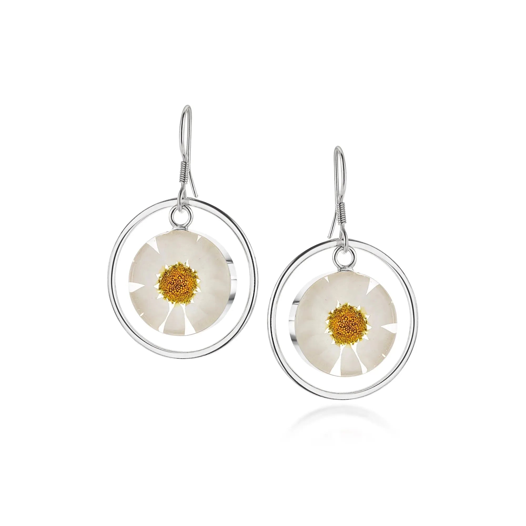 Daisy oorbellen met sterling zilveren omlijsting. Handgemaakt door Shrieking Violet®