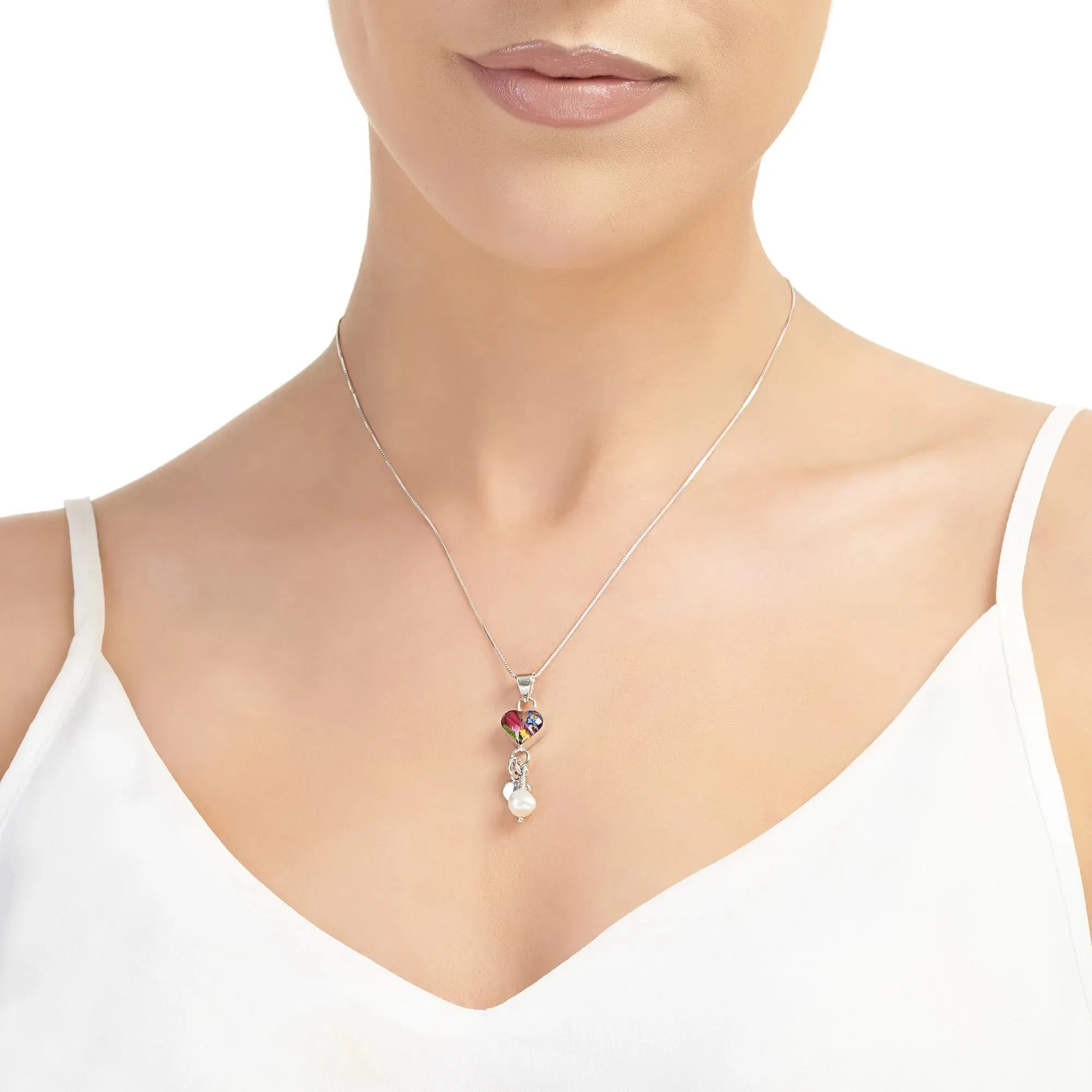 Colgante de plata de ley con forma de corazón, flores reales y un dije de perla cultivada