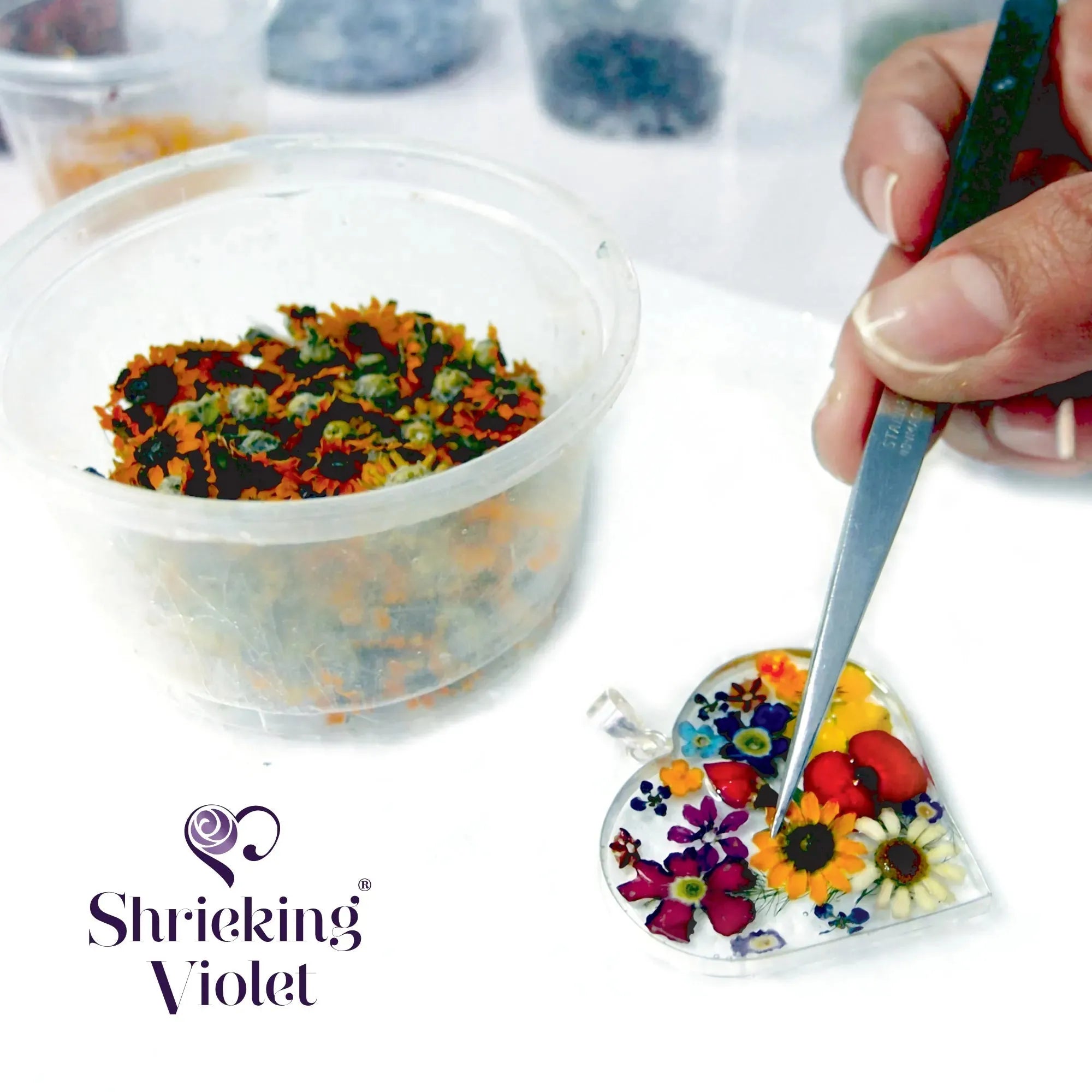 Shrieking Violet® Pozłacany srebrny naszyjnik z miniaturową różą, długi owalny